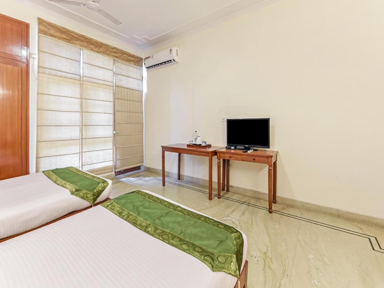 Hotel Treebo Trip The Nest Corporate Greater Noida Exterior foto