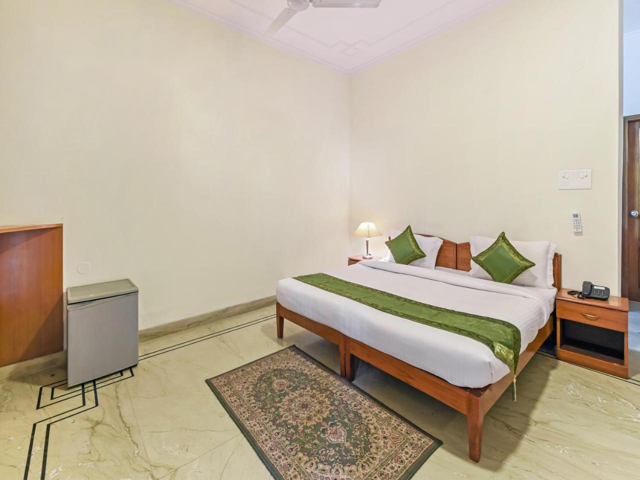 Hotel Treebo Trip The Nest Corporate Greater Noida Exterior foto