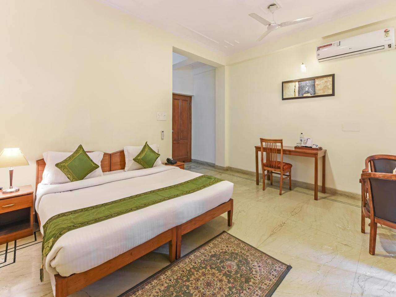 Hotel Treebo Trip The Nest Corporate Greater Noida Exterior foto
